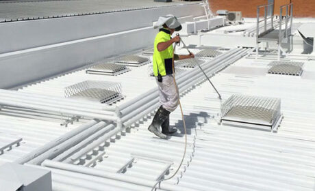 Protektor tetőfesték szakszerű felhordása az ipari épület tetőszigetelése során