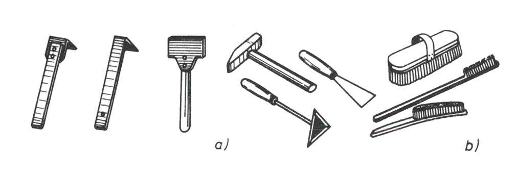 A felület-előkészítés fontosabb kéziszerszámai. a) kaparóvasak (rasketták); b) acélspatulyák, drótkefék